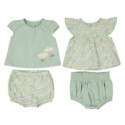 Conjunto de roupa de bebé com t-shirts e calções verde claro e floral