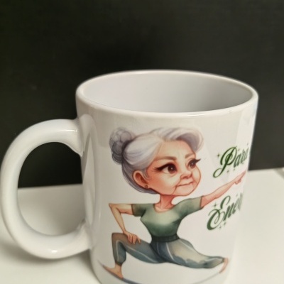 Caneca branca com caricatura de mulher idosa em pose de yoga