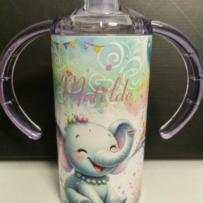 Copo de aprendizagem com bico, elefante azul sorridente e texto Matilde