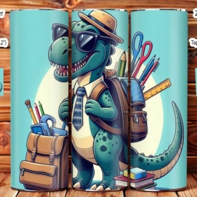 Copo térmico com desenho de dinossauro estilizado segurando mochila e material escolar