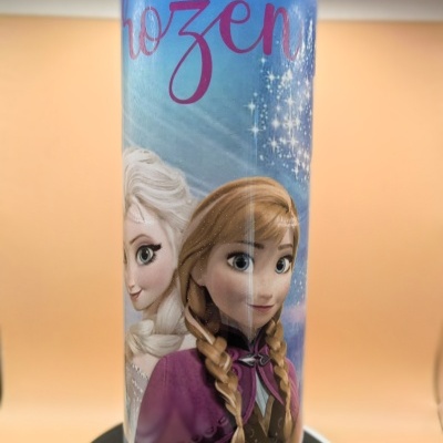 Copo de plástico com design Frozen mostrando Elsa e Anna em fundo azul com flocos de neve.