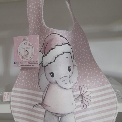 Babete para bebé rosa com elefante e padrão de bolinhas e riscas