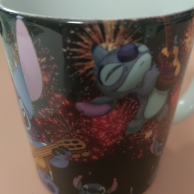 Caneca com personagens de desenho animado e fogos de artifício