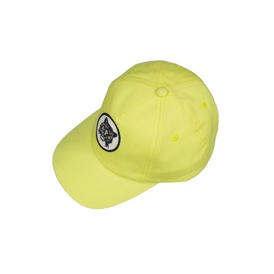 Boné amarelo claro com emblema redondo branco e preto