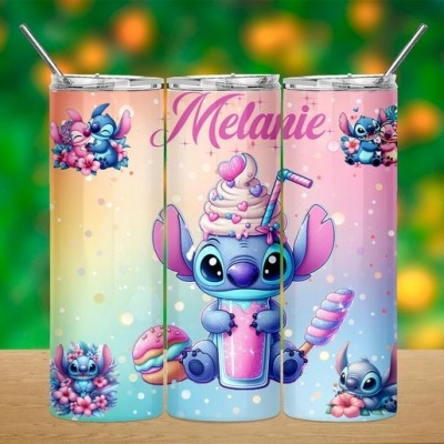 Três copos térmicos altos com desenhos do Stitch e o nome Melanie em tons pastéis