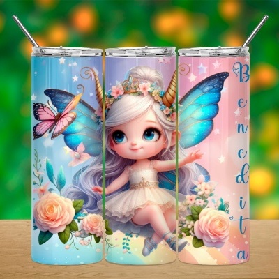 copos metálicos altos com canudos e decoração de fada com asas azuis e flores cor-de-rosa