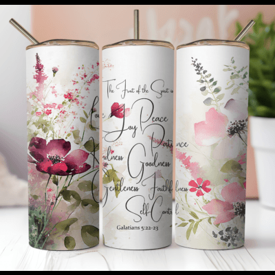 Três copos térmicos florais com texto e palha de metal, sobre superfície branca próxima de plantas.