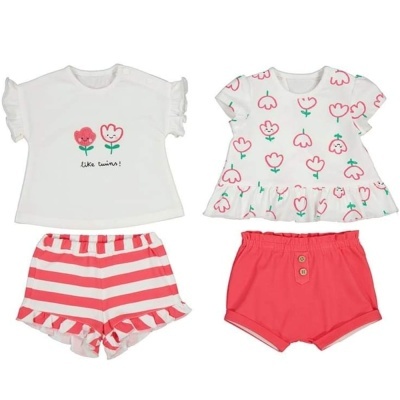 Dois conjuntos de roupa infantil com t-shirts e calções coloridos de padrões florais e riscas.