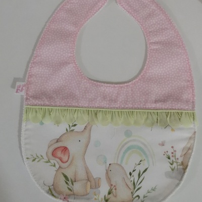 Babete de bebé com padrão rosa às bolinhas e ilustração de elefante e coelho
