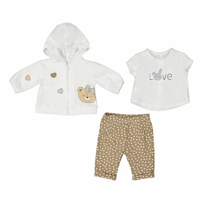 Conjunto de roupa de bebé com casaco branco, t-shirt branca com texto e calças bege com bolinhas brancas