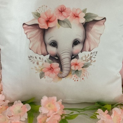 Almofada branca com elefante e flores cor-de-rosa