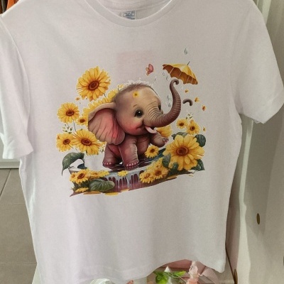 T-shirt branca com estampa de elefante e girassóis