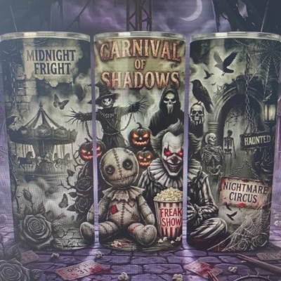 Três copos decorativos com temas de terror e personagens assustadoras