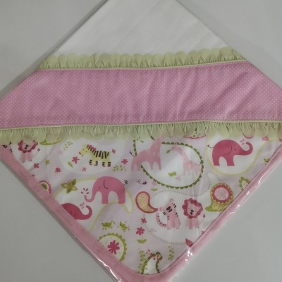 Fralda de bebé branca com padrão rosa e animais cor-de-rosa e verdes