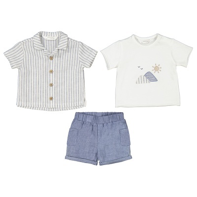 Conjunto infantil com camisa riscada, t-shirt estampada e calções azuis.