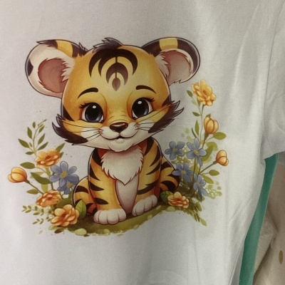 Camisola branca de criança com tigre bebé e flores desenhadas
