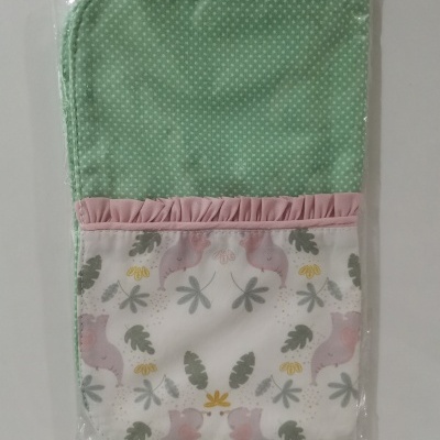 Produto têxtil com padrão verde, rosa e branco com desenhos de animais e folhas