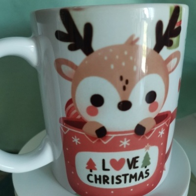 Caneca branca com desenho de cervo e texto Love Christmas.