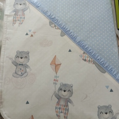 Manta infantil dupla face com padrão de ursos e bolinhas em tons azuis e bege