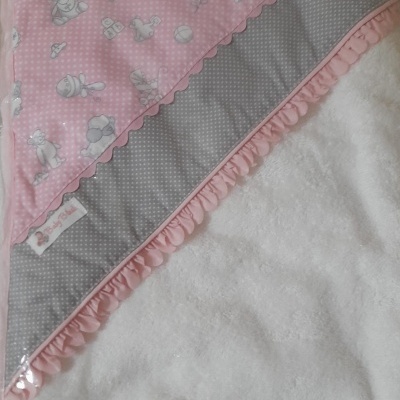 Manta para bebé rosa e cinza com franjas e tecido sherpa branco