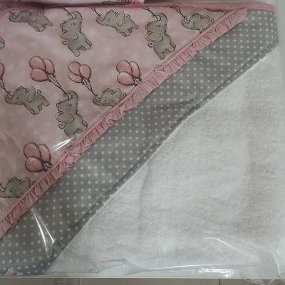 Fralda de bebé com padrão de elefantes e balões rosa, parte cinzenta com bolinhas brancas e folho rosa embalada em plástico