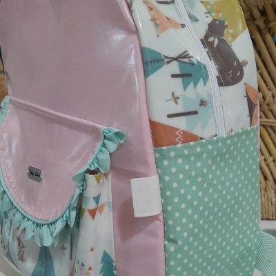 Mochila infantil estampada com bolso rosa e detalhes turquesa