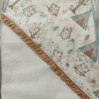 Toalha de banho para bebé com padrão de corujas e árvores em cores claras
