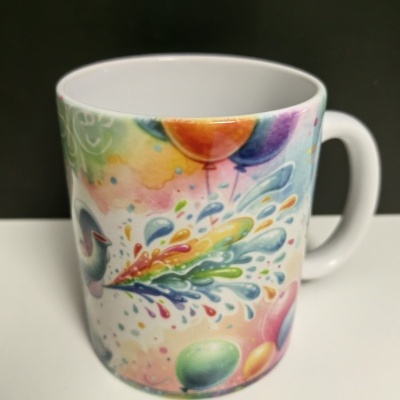 Caneca branca de cerâmica com estampa colorida de balões e pássaro