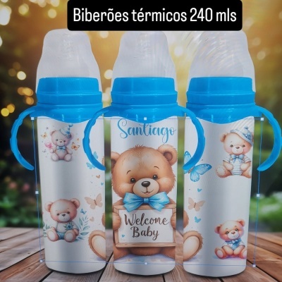 Três biberões térmicos azuis com decoração de ursinhos e texto Welcome Baby