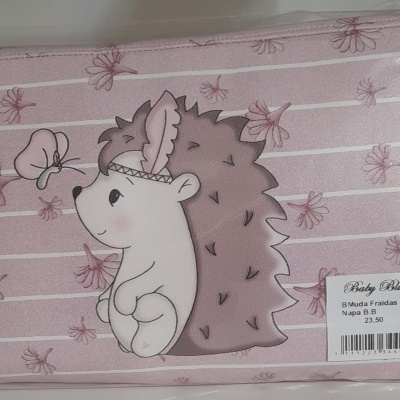 Manta de bebé rosa com desenho de ouriço e flores embalada em plástico transparente.