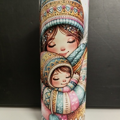 Objeto cilíndrico com ilustração de mãe e filho vestidos para o inverno.