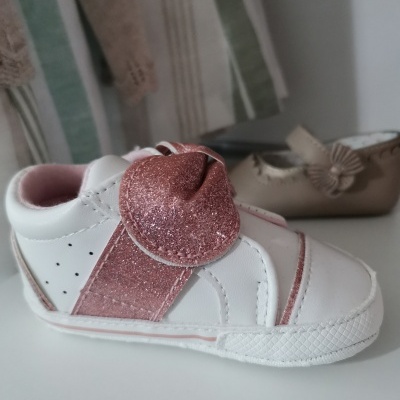 Sapatinho de bebé branco com detalhes rosa glitter e velcro em laço