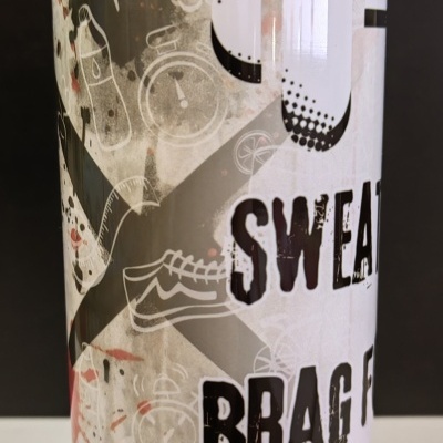 Copo metálico com design gráfico e texto, nome Davide em vermelho cursivo