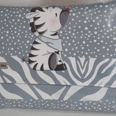 Manta para bebé azul com padrão de bolas brancas e ilustração de zebra bebé