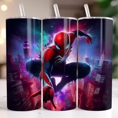 Copo térmico com imagem colorida do Homem-Aranha em fundo de cidade noturna