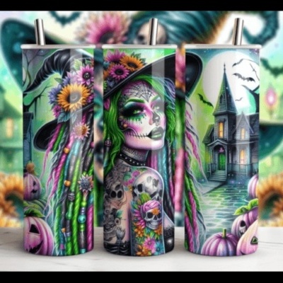 Copo térmico colorido com caveira feminina, flores e casa assombrada