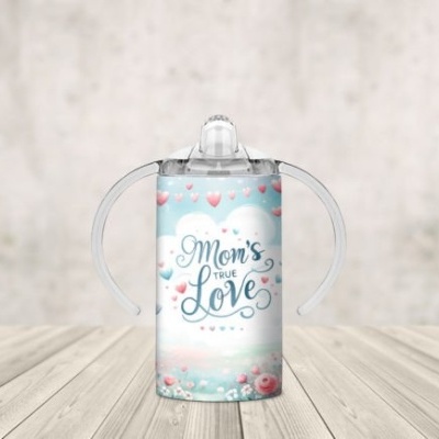 Copo para crianças decorado com corações e texto Mom's True Love