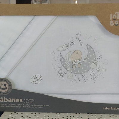 Jogo de lençóis brancos para bebé com padrão de urso na lua e embalagem