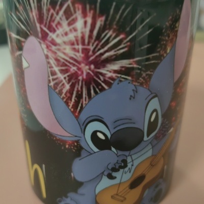 Caneca com personagem Stitch a tocar ukulele e fogo-de-artifício ao fundo