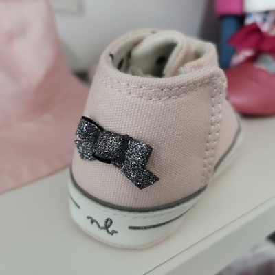 Ténis baby rosa com laço glitter prateado, vista traseira