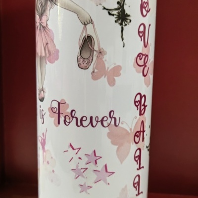 Cilindro metálico branco com design de menina e texto LOVE BALLET