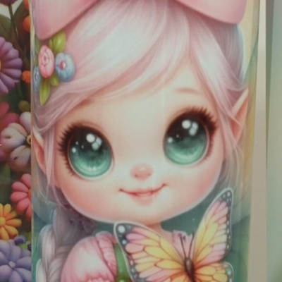 Cilindro decorado com desenho de personagem de desenho animado com grande laço cor-de-rosa e borboleta