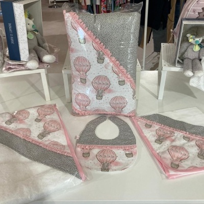 Conjunto toalhas e babete bebé com padrão de balões cor-de-rosa e cinza