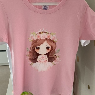 T-shirt rosa para criança com estampa de menina com coroa de flores e vestido rosa
