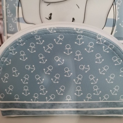 Bolsa azul claro com padrão de âncoras e elefante cinzento ao fundo