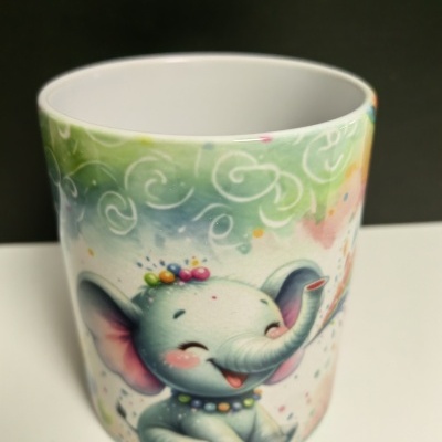 Caneca com desenho de elefante bebé sorridente e cores suaves