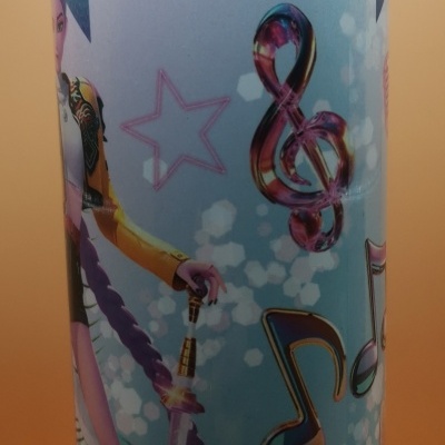 Frasco cilíndrico decorado com personagem e símbolos musicais coloridos