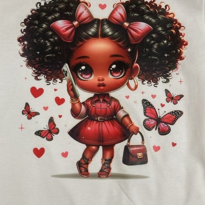 T-shirt branca com estampa de menina caricata com vestido vermelho e acessórios cor-de-rosa
