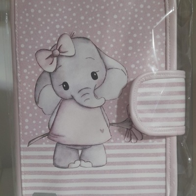 Estojo rosa com elefante desenhado e padrão de bolinhas e riscas