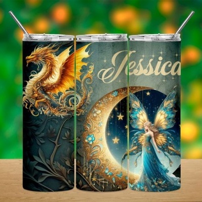 Copos metálicos com desenhos de dragão, meia-lua, fada e o nome Jessica